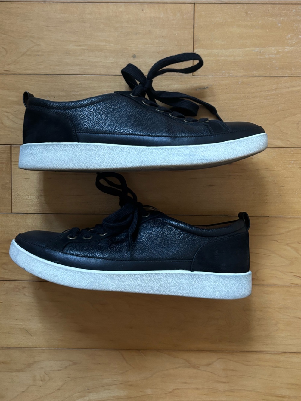 Women’s black leather lace up Vionic sneakers size 7.5 (38 Euro)